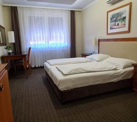 Bed and Breakfast Korona Panzio Hatvan Esterno foto