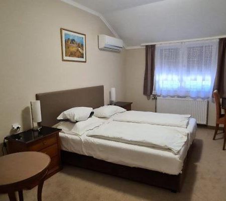 Bed and Breakfast Korona Panzio Hatvan Esterno foto