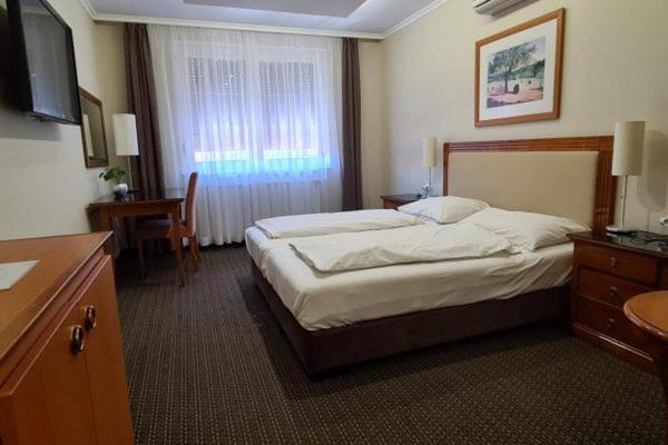 Bed and Breakfast Korona Panzio Hatvan Esterno foto